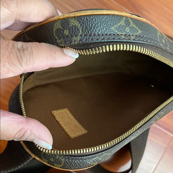 Louis Vuitton Brown Belt Bag with Monogram Pattern and Zipper Closure - Picture 3 of 5